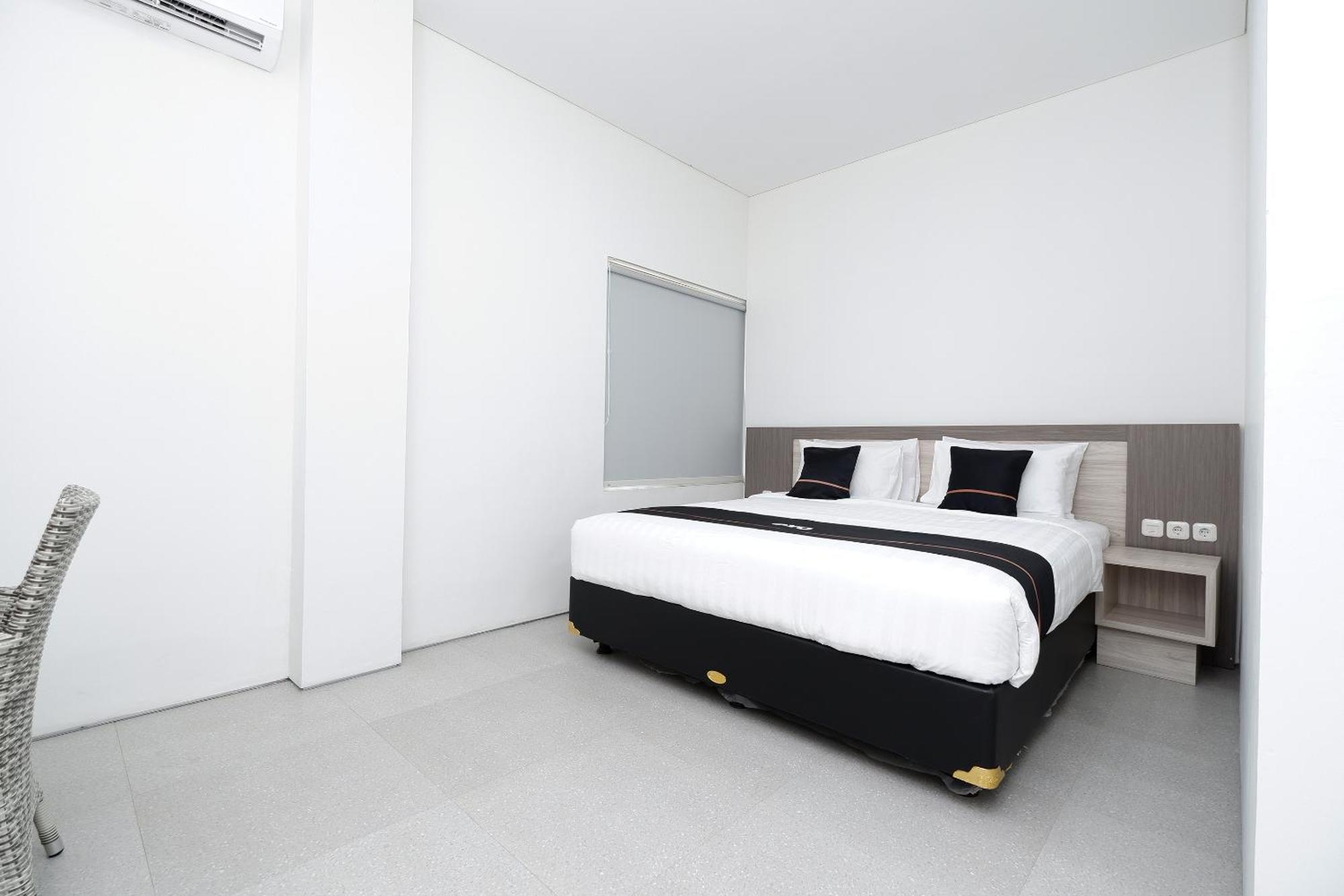 Oyo 2298 Jebres House Syariah Hotel Surakarta  Luaran gambar