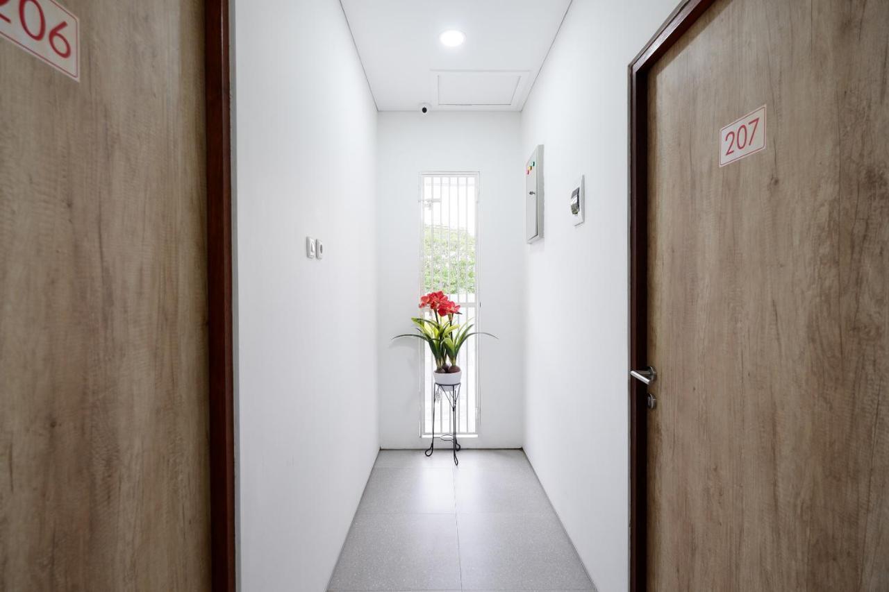 Oyo 2298 Jebres House Syariah Hotel Surakarta  Luaran gambar