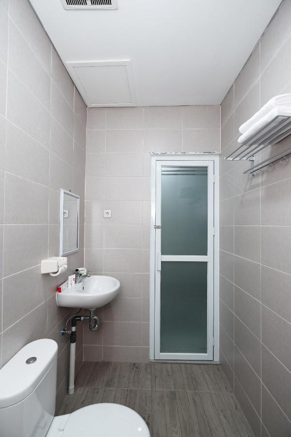 Oyo 2298 Jebres House Syariah Hotel Surakarta  Luaran gambar