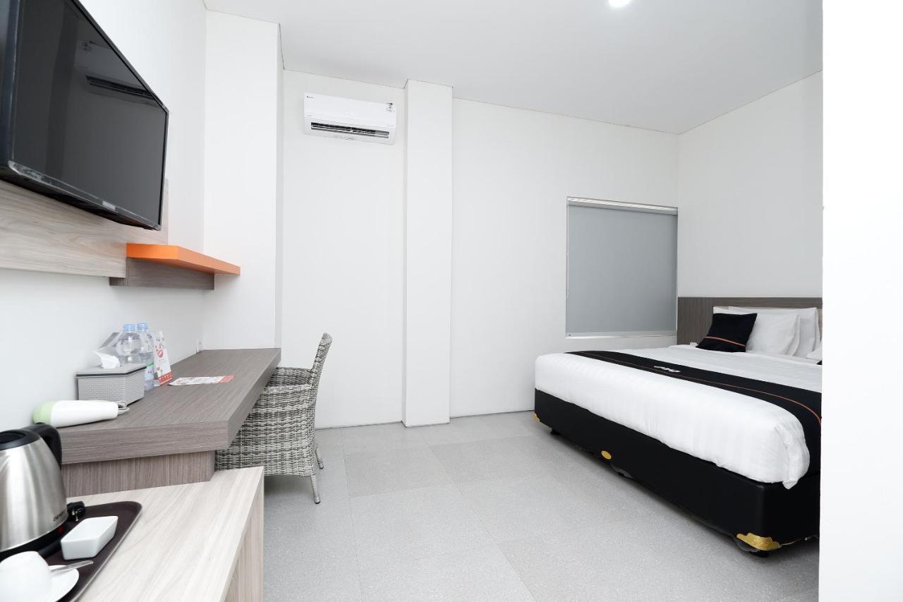 Oyo 2298 Jebres House Syariah Hotel Surakarta  Luaran gambar
