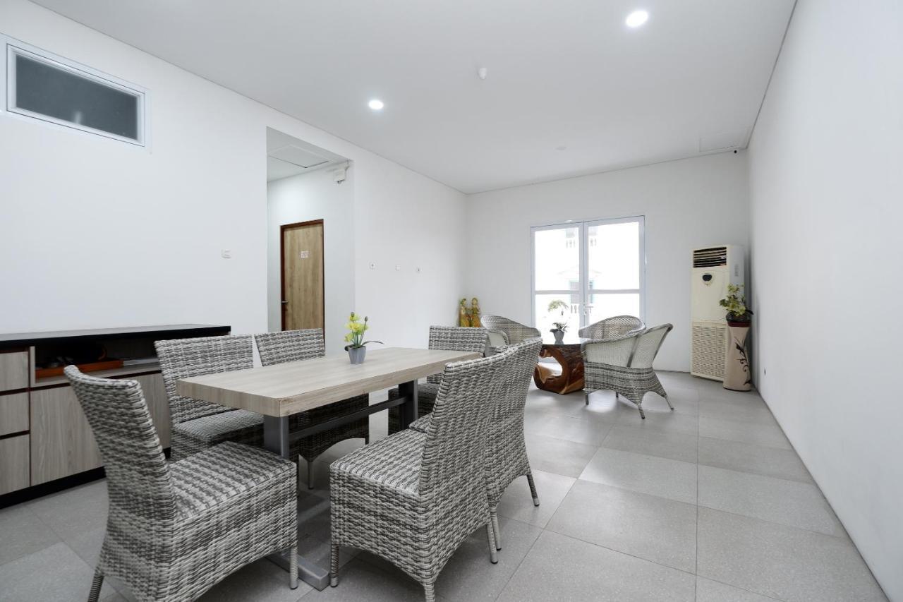Oyo 2298 Jebres House Syariah Hotel Surakarta  Luaran gambar