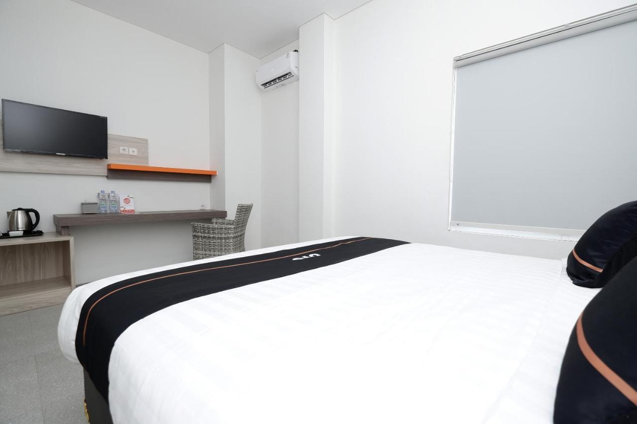 Oyo 2298 Jebres House Syariah Hotel Surakarta  Luaran gambar