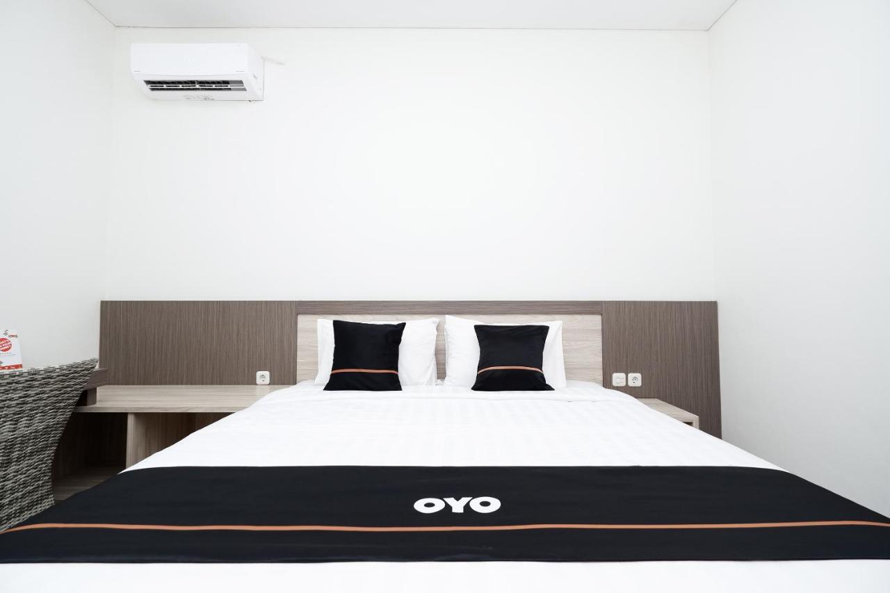 Oyo 2298 Jebres House Syariah Hotel Surakarta  Luaran gambar