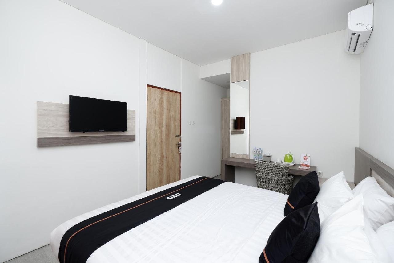 Oyo 2298 Jebres House Syariah Hotel Surakarta  Luaran gambar